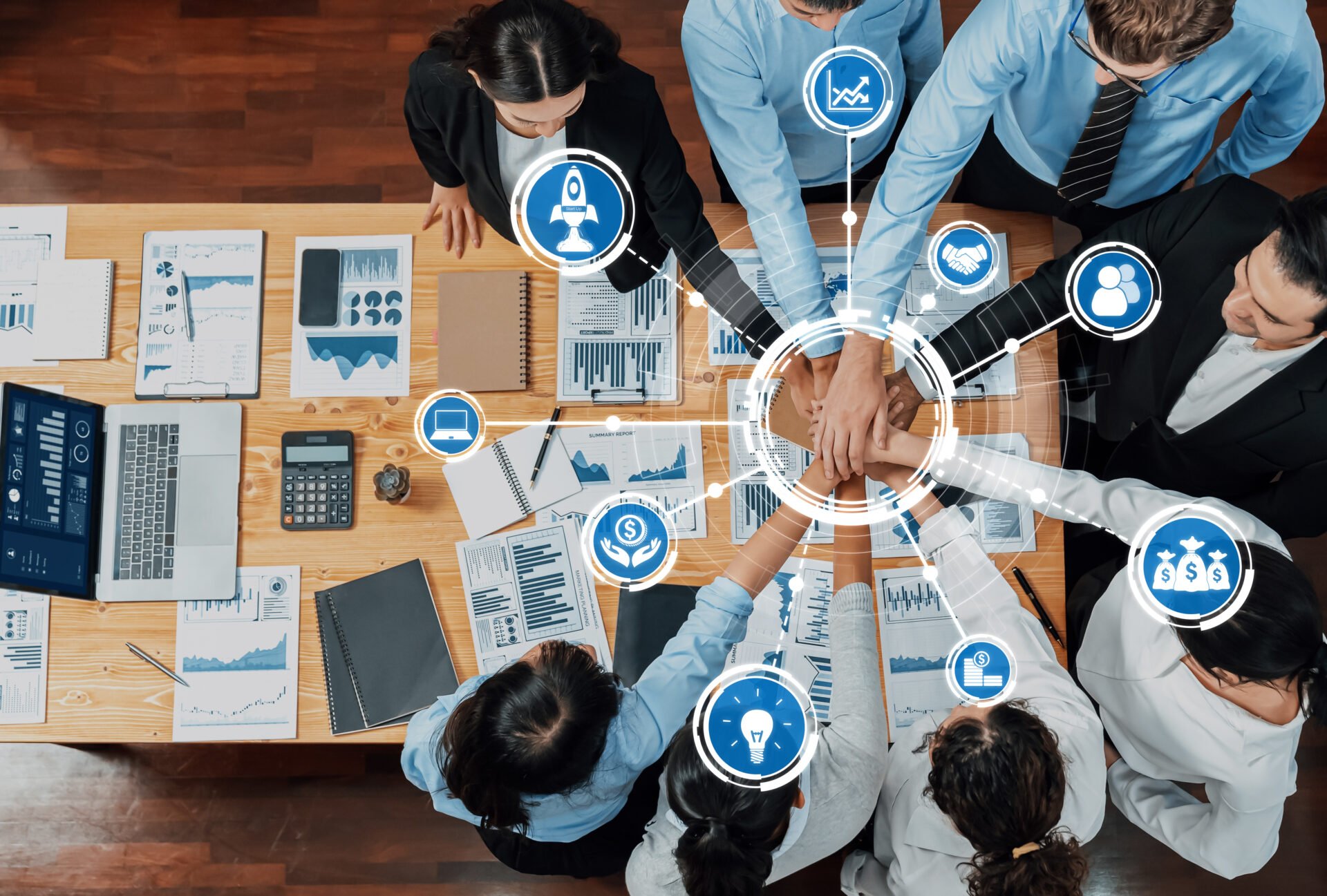 Luftaufnahme verschiedener Teammitglieder, die an einem kollaborativen Geschäftstreffen teilnehmen und sich aktiv mit Diskussionen, strategischer Planung und Datenanalyse für den Projekterfolg beschäftigen